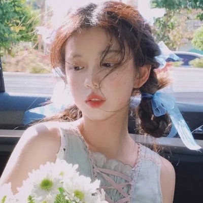 走进酒吧的女孩